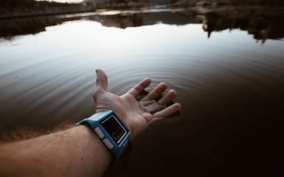 4 Reasons to Buy a Waterproof Smartwatch